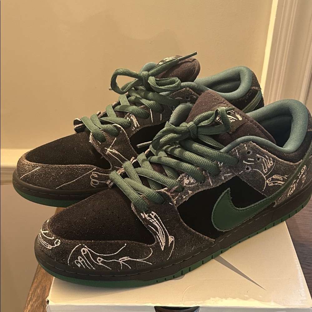 Nike Dunk SB There Skateboards Size 13 Preowned in great condition!